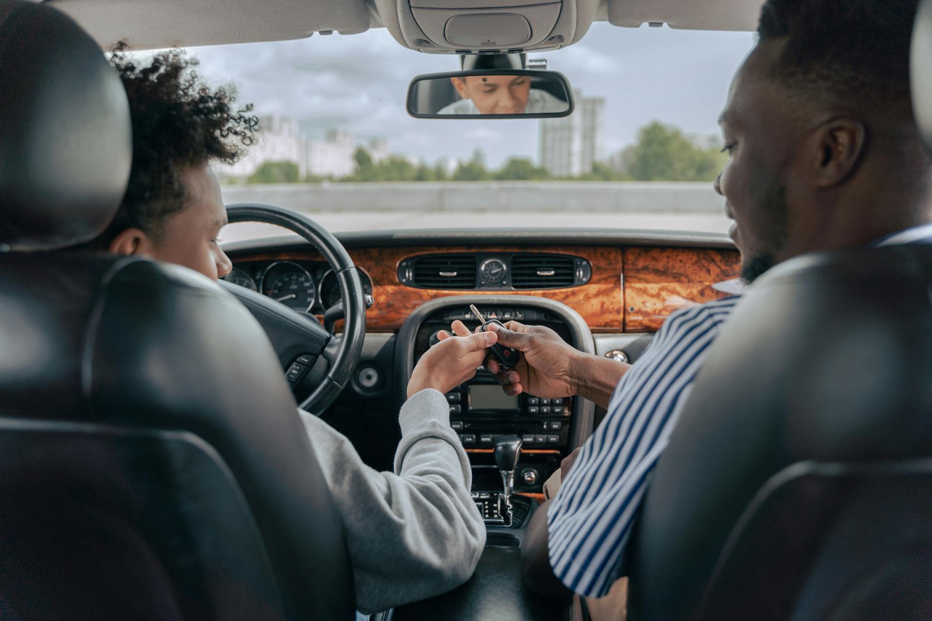 Monituer d'auto-école aidant un apprenti conducteur